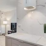 Perfect Location - Modern Riverside