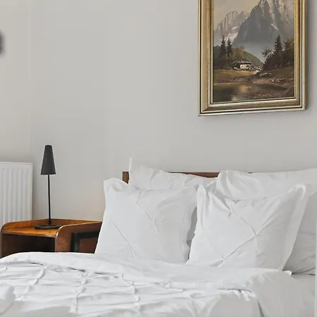 Perfect Location - Modern Riverside *