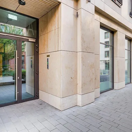 Perfect Location - Modern Riverside *