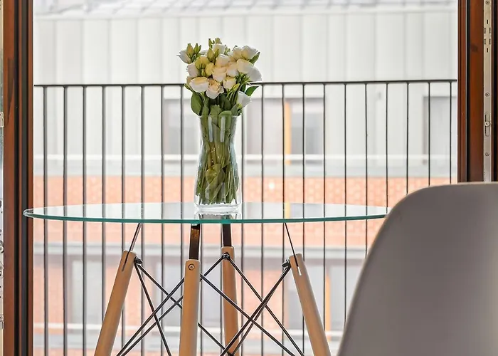 Perfect Location - Modern Riverside