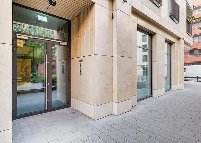 Perfect Location - Modern Riverside *